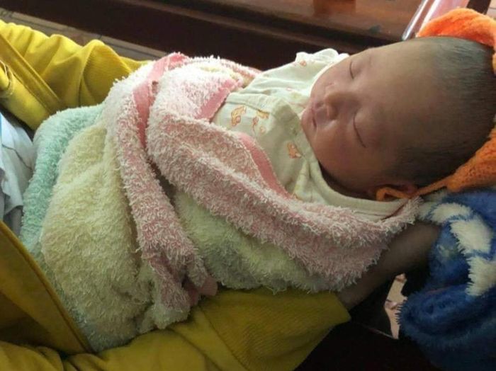 Cháu bé bị bỏ rơi tại ngã ba Kiểm Lâm trên quốc lộ 19, đoạn qua thôn la Mút (xã Ia Dom, huyện Đức Cơ). Ảnh: Rơ Châm Tiêu