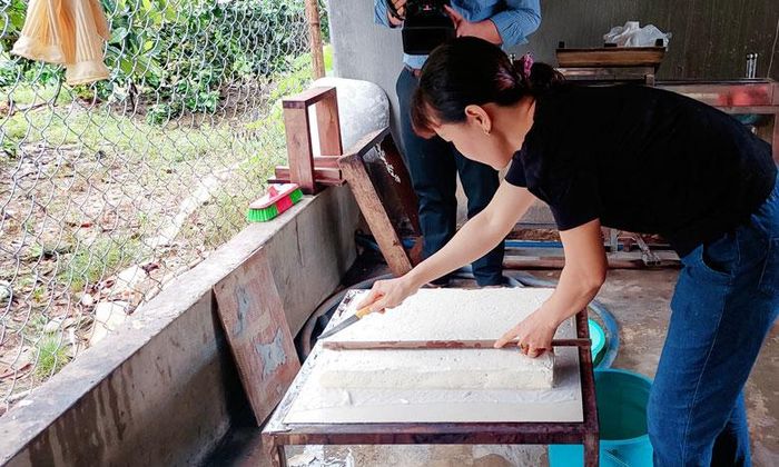 Chị Dung duy trì nghề làm đậu khuôn đã được 2 năm nay. (Ảnh chụp trước khi xảy ra dịch bệnh COVID-19 trên địa bàn)