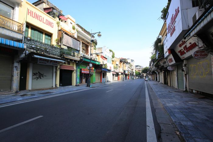 Tuyến phố Hàng Đào thường ngày tấp nập cảnh mua bán, nay các cửa hiệu đều đóng cửa im lìm để phòng dịch