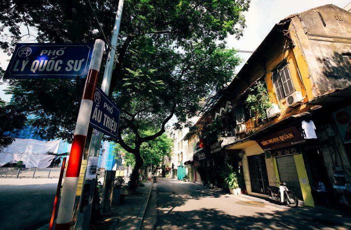 Góc phố Ấu Triệu vắng lặng như nhịp thở khẽ của người dân Hà Nội đang căng mình chống dịch