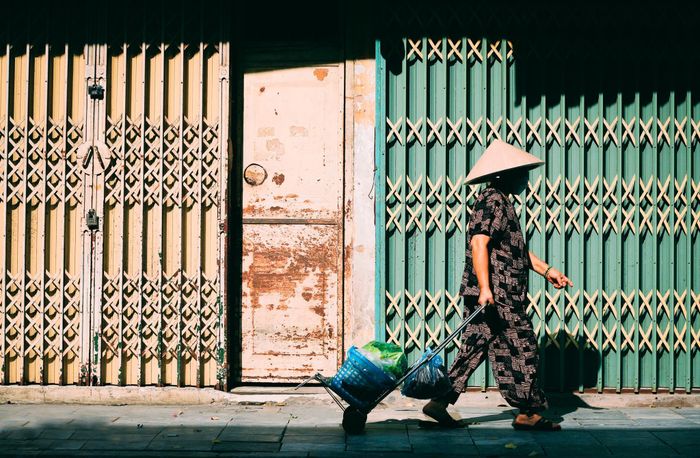 Người ra đường chủ yếu là đi mua thực phẩm, hoặc đi làm khi đã có giấy đi đường