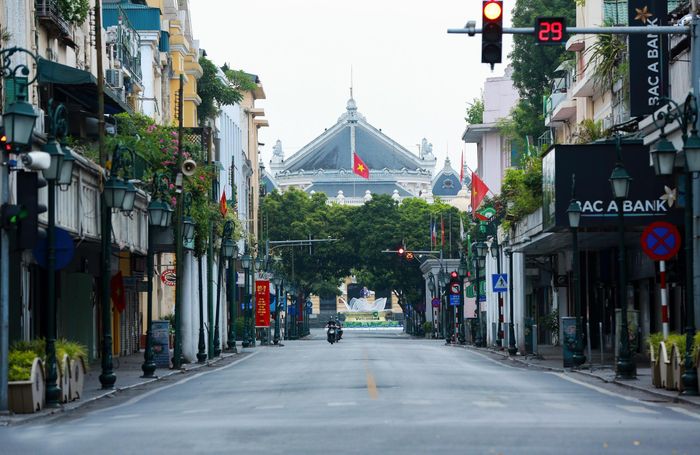 Những ngày giãn cách xã hội, mọi người dân đều ở nhà để chung tay phòng dịch, Hà Nội trở nên vắng vẻ, mọi tuyến phố đều thưa thớt bóng người