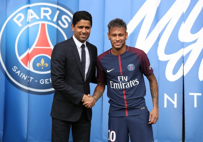 Vào tháng 8/2017, Neymar chuyển từ Barcelona đến PSG với giá kỉ lục hơn 260 triệu USD, khiến anh trở thành cầu thủ đắt giá nhất thế giới thời điểm đó. Dưới sự chứng kiến của đại diện câu lạc bộ, siêu sao người Brazil đã ký vào bản hợp đồng có thời hạn 5 năm, cam kết gắn bó với PSG đến hết tháng 6/2022. Trong những cuộc gặp mặt cầu thủ 29 tuổi, doanh nhân người Qatar luôn ăn diện giản dị. Anh chuộng trang phục vest, thắt cà vạt đồng điệu. Ảnh: Faz.