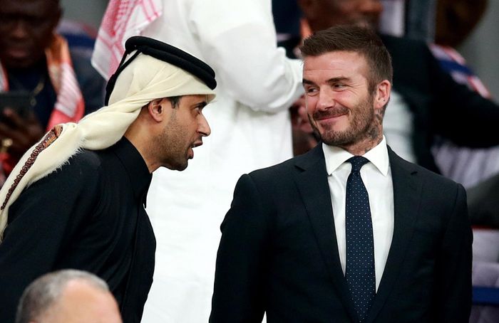 Trong trận thi đấu giữa Liverpool đánh bại Monterrey ở Qatar, Nasser Al-Khelaifi đã mặc trang phục truyền thống của đất nước. Ảnh: The Irish Sun.