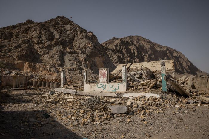 Một tiền đồn của cảnh sát đã bị Taliban phá hủy sau khi nhóm này tấn công một thời gian ngắn trong tháng này ở Kandahar, Afghanistan. Ảnh: New York Times.
