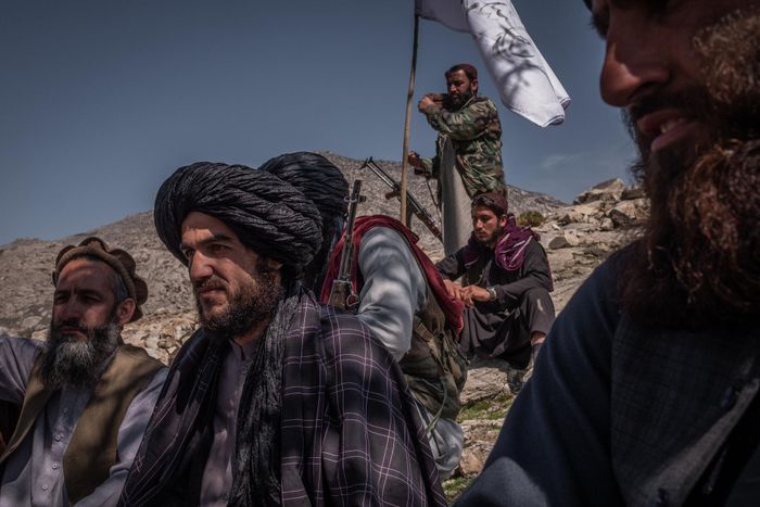Các thành viên của Taliban trong một khu vực do nhóm này kiểm soát vào năm ngoái ở quận Alingar, tỉnh Laghman. Ảnh: New York Times.