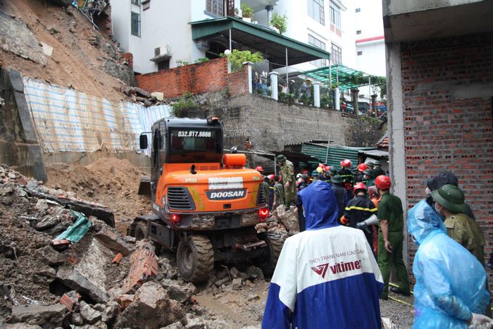  Lực lượng cứu nạn triển khai công tác tìm kiếm các nạn nhân bị vùi lấp.