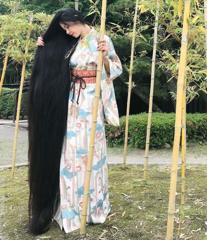  Chia sẻ với trang Daily Star, Rin cho biết: “Bố mẹ tôi rất nghiêm khắc và từ bé, tôi tham gia đội bóng đá nữ nên lúc nào cũng phải cắt tóc ngắn. Năm 20 tuổi, khi bắt đầu nhảy múa một cách nghiêm túc, tôi nuôi tóc và hiện nó đã dài chạm đất. Tôi để tóc dài như vậy vì muốn tỏa sáng theo cách của riêng mình”.