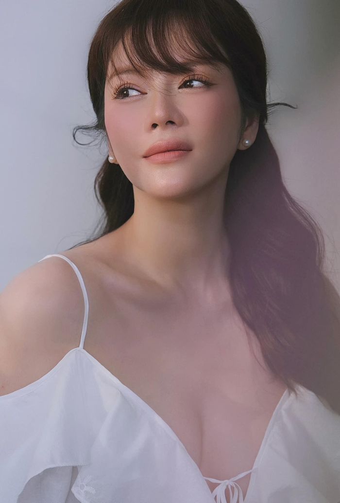 Không ngoa khi cho rằng chẳng cần phải đụng đến "dao kéo" mà chỉ sửa nhẹ phần tóc mái là đủ để "Nữ hoàng kim cương" của Vbiz thành công nâng tầm nhan sắc lên vài bậc.