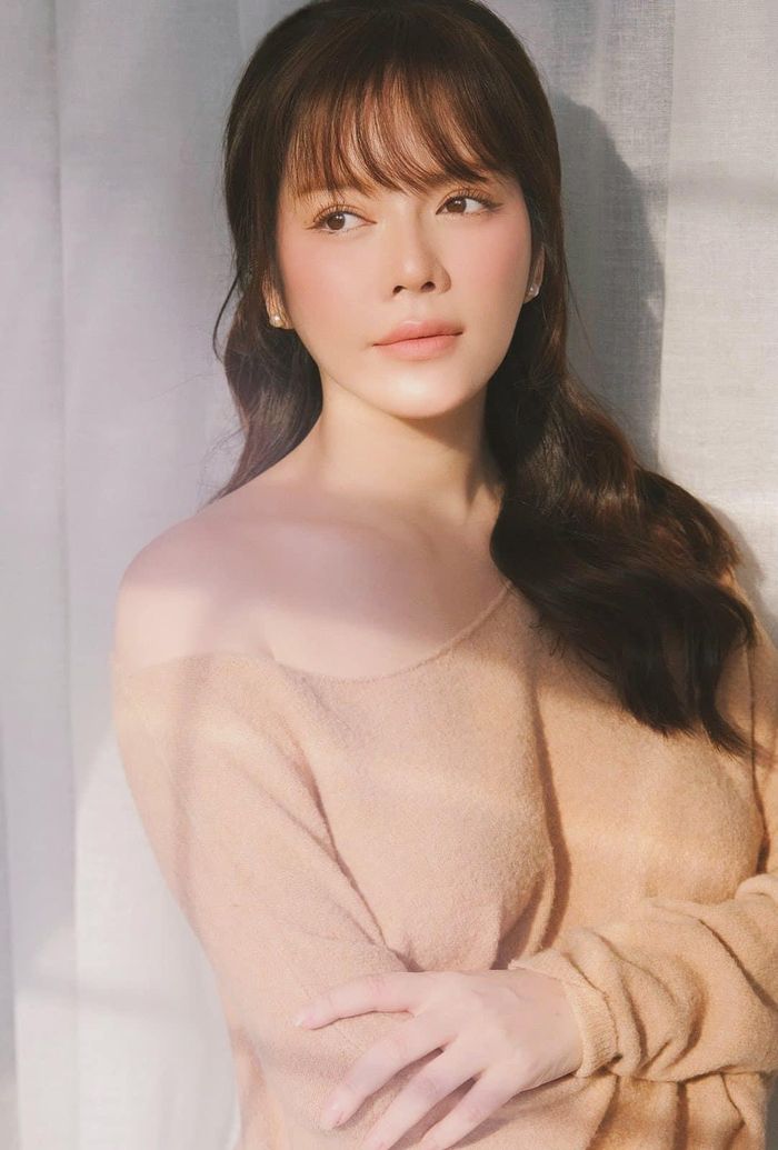 Tuy chẳng phải là kiểu gì mới lạ nhưng mái mưa lưa thưa đúng là bảo chứng cho thấy khả năng vi diệu của nó trong việc "hack tuổi" đáng nể. Và vì vậy Lý Nhã Kỳ trong hình ảnh này cứ như đã "ăn gian" gần chục tuổi đời.