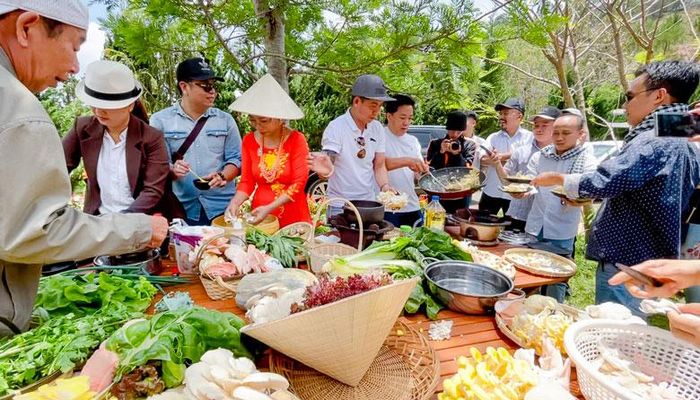 Chế biến món ăn từ nấm ở Khu Du lịch Làng Nấm. Ảnh chụp trước ngày 27/4/2021