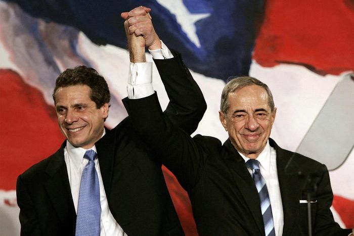  Tổng chưởng lý New York tân cử Cuomo (trái) nắm tay bố mình, nguyên Thống đốc New York Mario Cuomo vào năm 2006. Ảnh: AFP. 