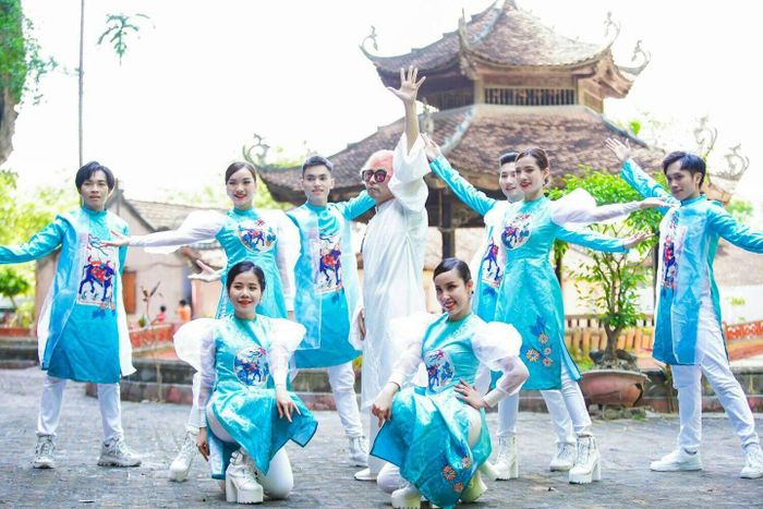 Joseph Kwon trong MV Vietnam