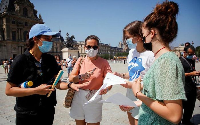 Pháp kiểm tra giấy chứng nhận sức khỏe ở nơi công cộng. Ảnh REUTERS