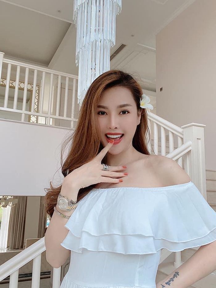 Sau gần 1 tháng sinh con, vòng eo của cô chưa hoàn toàn về lại như thời con gái nhưng đã gọn gàng hơn rất nhiều.