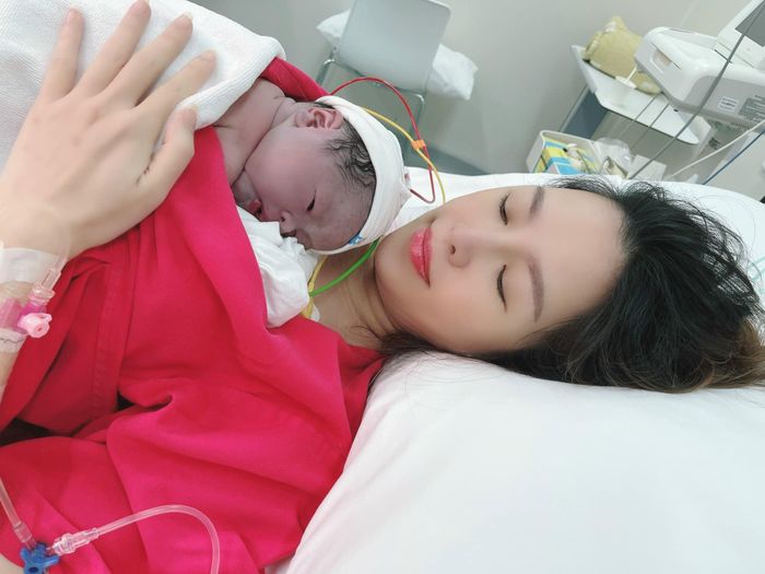 Về việc chăm em bé trong thời gian ở cữ, vì đã có kinh nghiệm trong hai lần sinh trước nên Quế Vân không hề gặp nhiều khó khăn trong lần thứ 3 này.