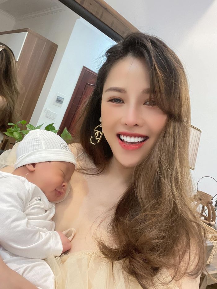 Bí quyết lấy lại dáng sau sinh của bà mẹ 3 con là không tẩm bổ bằng những món quá nhiều mỡ, bữa ăn cần nhiều rau xanh và thịt nạc hơn.