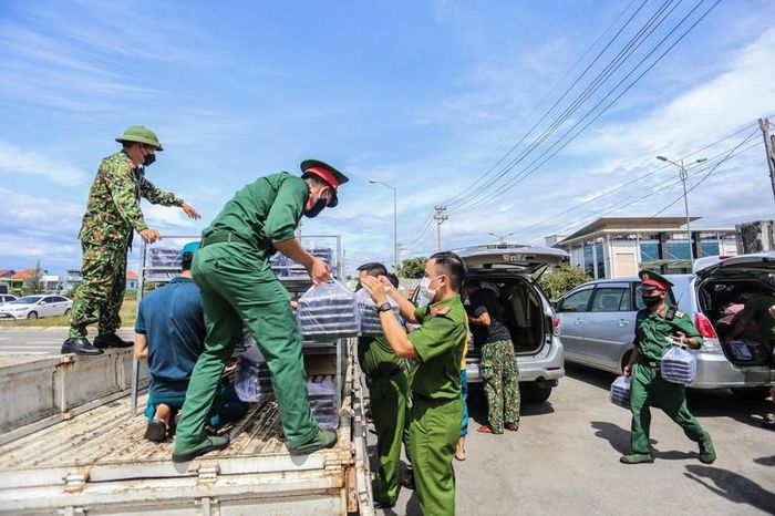 Vận chuyển những phần cơm đến các khu cách ly tập trung.