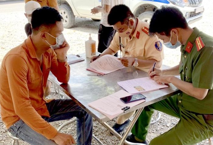 Đối tượng Trần Sỹ Duyên làm việc với lực lượng chức năng.
