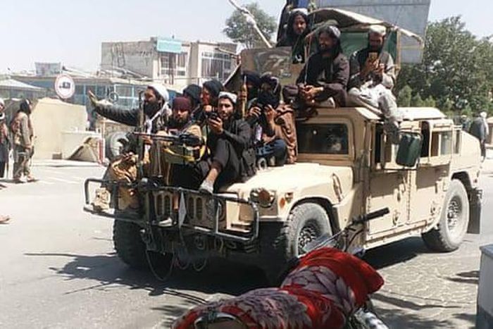 Nhưng khi các tay súng Taliban đã chiếm được xe bọc thép, máy bay giám sát không người lái cỡ nhỏ và một số trực thăng, thì việc lực lượng này giành quyền kiểm soát máy bay chiến đấu là điều hoàn toàn có thể xảy ra