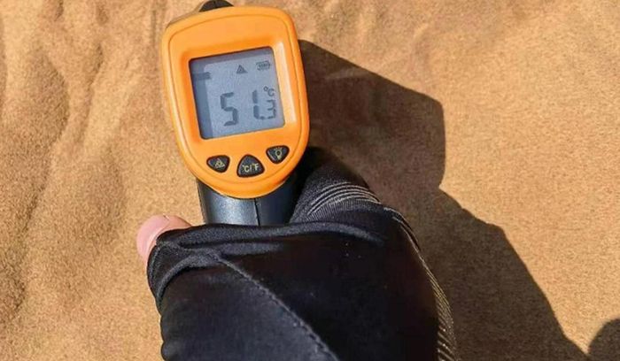  Nhiệt độ trên sa mạc được một nam sinh đo được là 51,3 độ C. Ảnh: Baidu. 