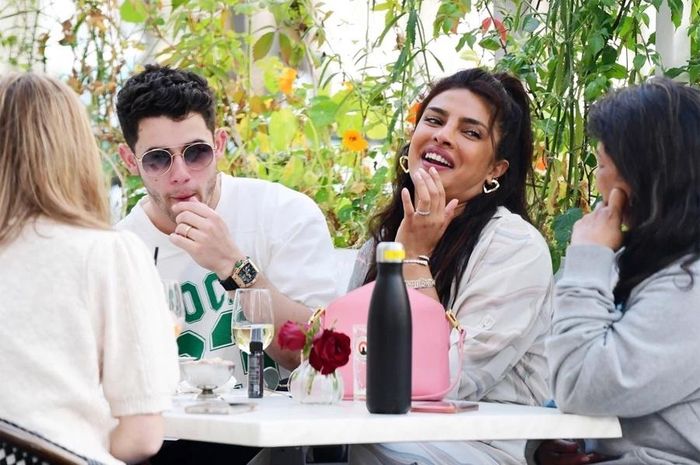 Buổi ăn trưa của gia đình Priyanka Chopra có thêm mẹ Hoa hậu Thế giới. Bà Madhu Chopra đã tới London từ năm 2020 để sống cùng con gái, trước khi dịch bệnh bùng phát ở nhiều nước, đặc biệt là Ấn Độ.