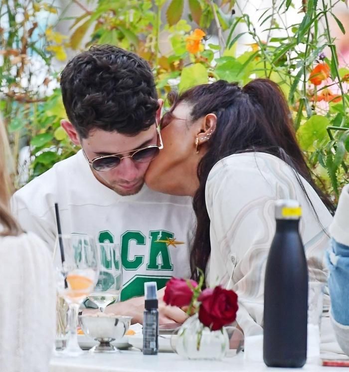 Một vài khoảnh khắc tình cảm với chồng của Priyanka Chopra lọt vào ống kính máy ảnh.