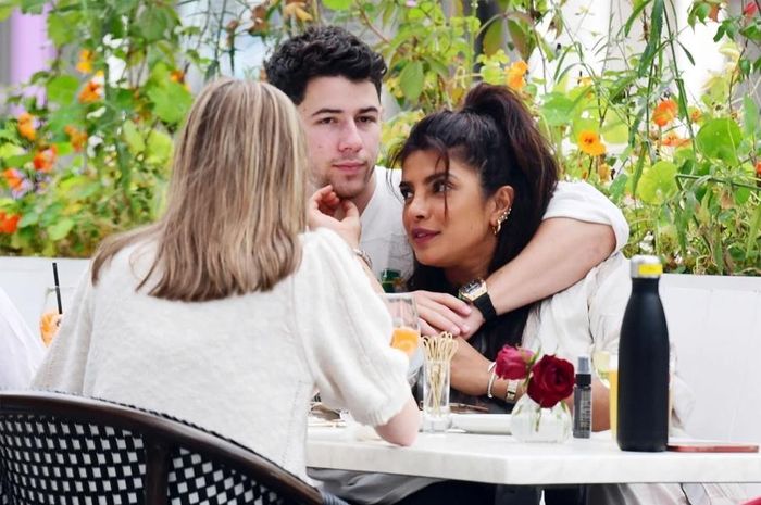 Ngày 14/8, Backgrid đăng tải loạt ảnh chụp Hoa hậu Thế giới Priyanka Chopra và chồng trong buổi ăn trưa ở nhà hàng thuộc khu Notting Hill (London, Anh). Priyanka Chopra và nửa kia ăn mặc đơn giản và không chú ý đến sự có mặt của truyền thông.