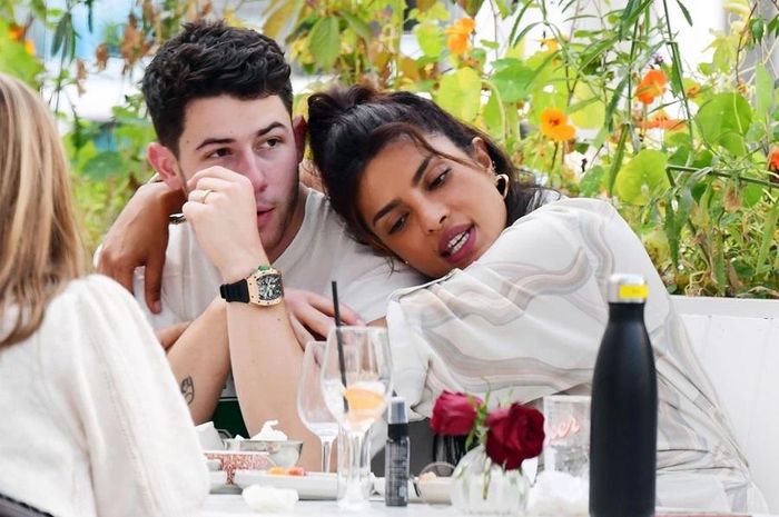 Truyền thông nhận định đây là quãng nghỉ ngơi của Priyanka Chopra sau thời gian đóng phim bận rộn. Đầu năm 2021, người đẹp 39 tuổi tham gia Matrix 4 - bộ phim hợp tác với Keanu Reeves. Sau đó, cô nhận lời tham gia hai dự án khác ở Anh. Cùng thời gian này, chồng Chopra - Nick Jonas - không may bị chấn thương khi đi xe đạp.