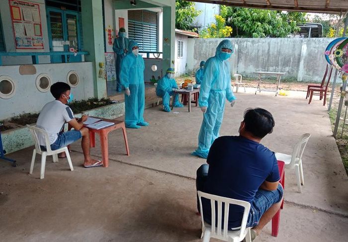  Cán bộ chiến sĩ của “Đại đội truy vết” Công an tỉnh An Giang đang truy vết các trường hợp liên quan đến Covid-19.