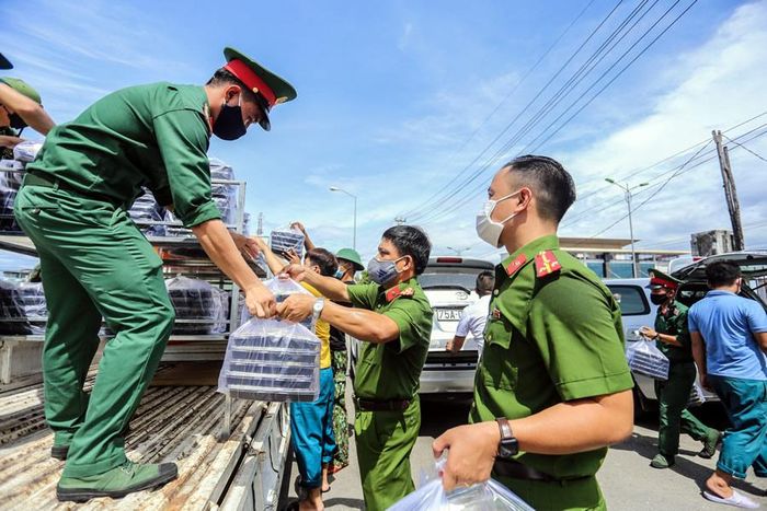 Chuẩn bị những suất cơm từ sáng sớm để kịp đưa đến nơi cách ly đúng giờ ăn trưa.