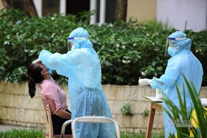 Nhân viên y tế cố định đầu người dân để lấy mẫu xét nghiệm - Ảnh minh họa