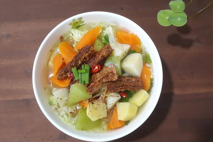 Những bữa ăn đơn sơ, tiết kiệm được Hiếu tự nấu và đưa lên mạng để chia sẻ cùng bạn bè. Từ đó, nhiều người hưởng ứng sống tối giản như Hiếu.