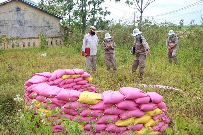  Ông Paul Eldred ra hiện trường, quan sát học viên chuẩn bị cho việc hủy nổ bom mìn - Ảnh: HIỀN NGÔ, NPA/RENEW 