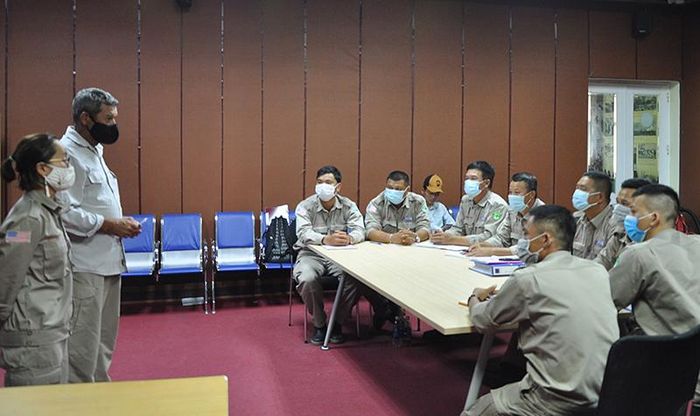  Ông Paul Eldred trò chuyện với các học viên trong buổi tổng kết khóa đào tạo - Ảnh: Q.H 