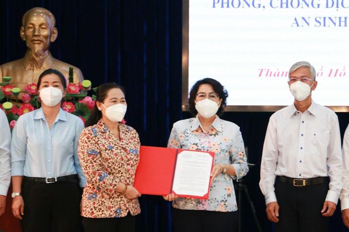  TP.HCM thành lập Trung tâm tiếp nhận, hỗ trợ hàng hóa thiết yếu phục vụ người dân khó khăn bởi dịch Covid-19. Ảnh: Thu Hằng. 