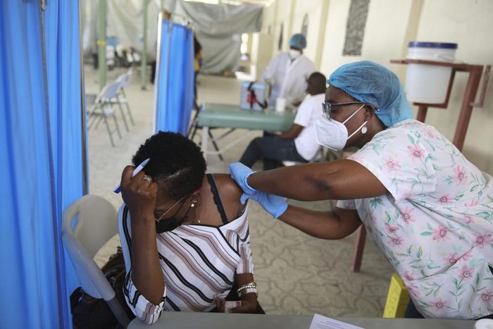  Một nhân viên y tế đang tiêm vaccine Moderna tại Bệnh viện Saint Damien ở Port-au-Prince, Haiti. Ảnh: AP. 