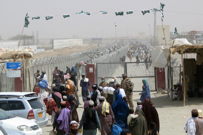  Người dân Afghanistan đợi để được đi qua biên giới hữu nghị với Pakistan. Ảnh: Reuters. 