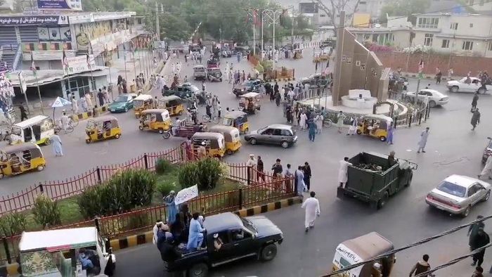  Các tay súng Taliban xuất hiện tại Quảng trường Pashtunistan ở Jalalabad hôm 15/8. Ảnh: Reuters.