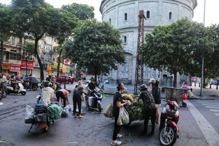Hàng chục tiểu thương cùng người đi chợ tràn xuống lòng đường khu vực bốt Hàng Đậu, bất chấp quy định phòng chống dịch (Ảnh chụp lúc 6h sáng)