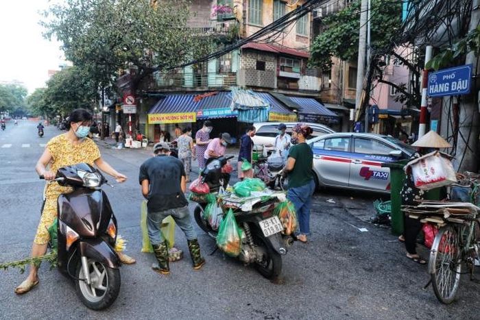 Khi bị lực lượng Công an đuổi, các tiểu thương và người mua lại chạy ra các khu phố nhỏ khác để tiếp tục mua bán