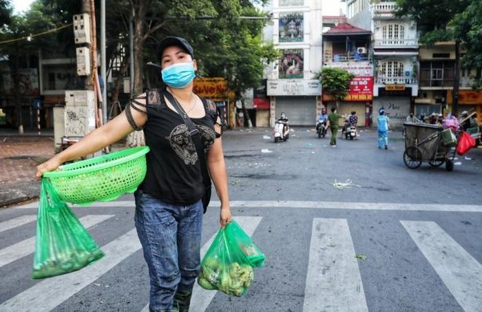 Một tiểu thương chia sẻ "chúng em khó khăn quá, mong các anh thông cảm". Thế nhưng, nếu không kiên quyết xử lý những vi phạm như thế này trong lúc dịch bệnh thì bao công sức phòng, chống dịch sẽ đổ bể