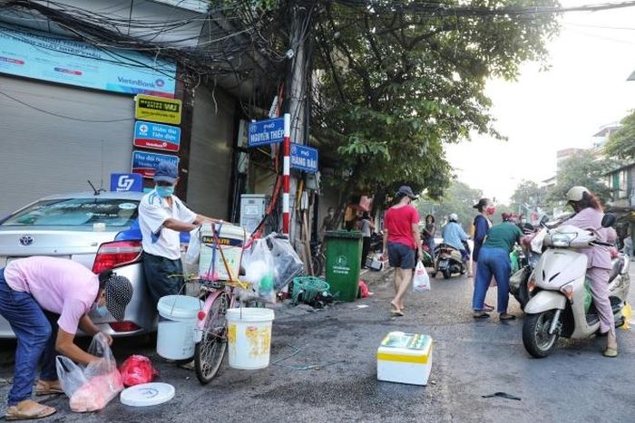 Các tiểu thương và người mua tiếp tục di chuyển xuống đoạn ngã ba Hàng Đậu - Nguyễn Thiệp để mua bán sau khi việc họp chợ khu vực bốt Hàng Đậu bị lực lượng chức năng giải tán