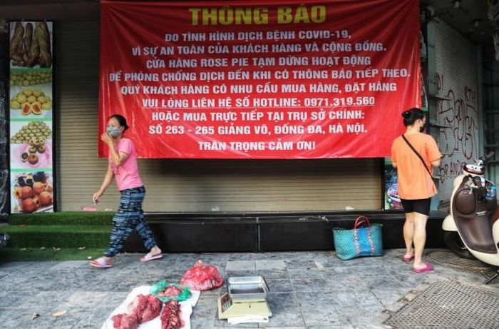 Một tiểu thương ngang nhiên bày thịt ra bán giữa lòng đường phố Hàng Đường (Ảnh chụp 6h30 sáng 16/8)
