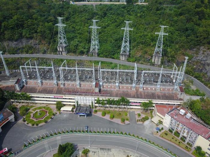 Trong lần 3, do cửa van không kín, nước tràn vào. Để vào được phía trong xử lý van, công nhân phải đi qua một đường ống ngầm sâu 80m. Đội thợ lặn lặn sâu xuống phía dưới dùng vải, bao tải bịt chỗ hở, rồi đổ bê tông vào những khe hở đó. Đội thợ hàn làm việc ở phía trên.