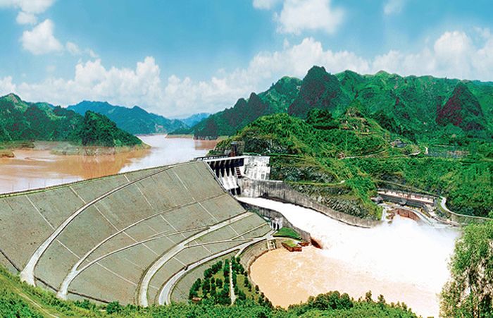 Trong 3 năm, công nhân đã cùng nhau đào 3 đường hầm ở 3 cao độ khác nhau, tiến dần vào và xuyên qua núi đá vôi. Có những ngày mùa đông, nhiệt độ xuống thấp, công nhân phải đào lòng núi trong môi trường ngập nước, lạnh buốt thấu xương.