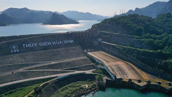 Công trình thủy điện Hòa Bình có công suất 1.920 MW, lượng điện bình quân 9, 5 tỷ/KWh, lớn bậc nhất Đông Nam Á, là nguồn cấp điện chủ lực, đóng vai trò điều tiết công suất, điện áp và tần số hiệu quả nhất của hệ thống điện Việt Nam thời đó.