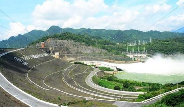 Theo kế hoạch, tháng 12/1987, tổ máy 1 phải phát điện, nhưng đến cuối năm 1988 mới tiến hành chạy thử. Hơn 50 phóng viên ngày đêm túc trực trên công trường, theo dõi mọi diễn biến chạy thử tổ máy 1 để đưa tin.