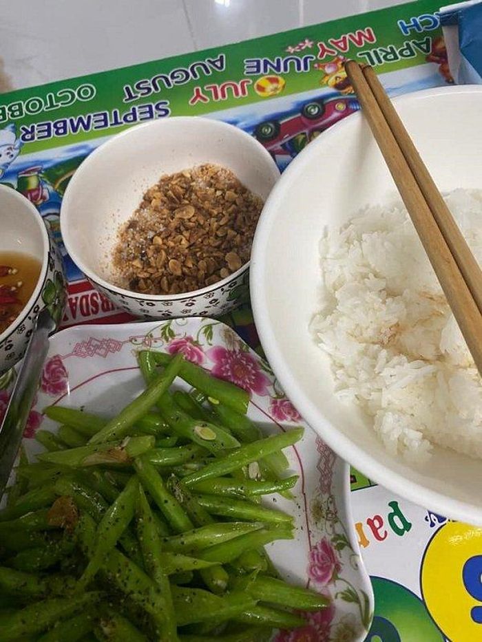 Vậy là cõi mạng rần rần khoe mâm cơm mùa dịch, mâm cơm nhà nấu thì cũng có this có that.
