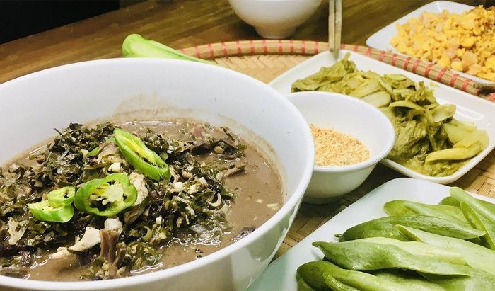  Canh lá đắng: Đến Thanh Hóa, nhất là khu vực miền núi, du khách có thể thưởng thức món canh lá đắng độc đáo. Món ăn khi mới thưởng thức có thể đem lại vị rất đắng, nhưng để lại hậu vị thanh mát hấp dẫn. Canh lá đắng thường nấu cùng thịt gà, lòng gà, song hiện nay cũng được nấu với thịt lợn, lòng lợn, cá mương... Ảnh: Kids Family Food.